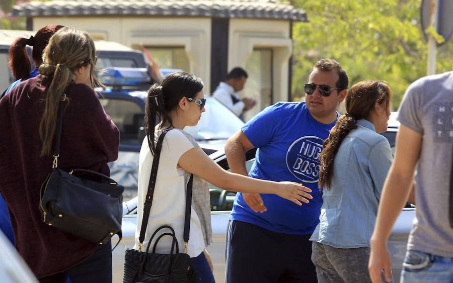 Familiares y allegados de los pasajeros del avión siniestrado llegan al aeropuerto de El Cairo.