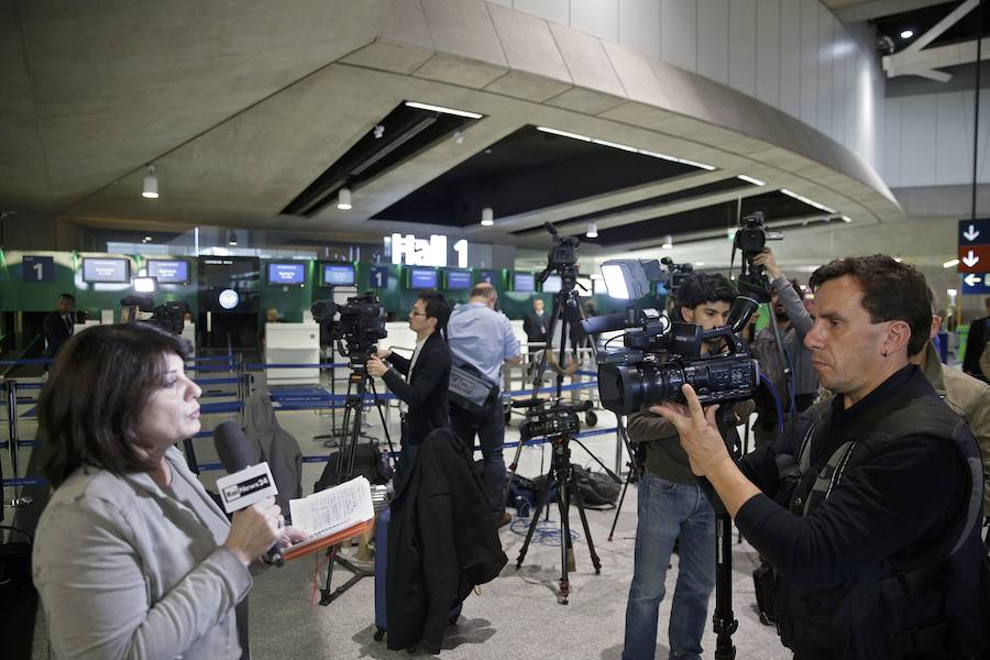 Periodistas esperan noticias del avión siniestrado en el aeropuerto de El Cairo.