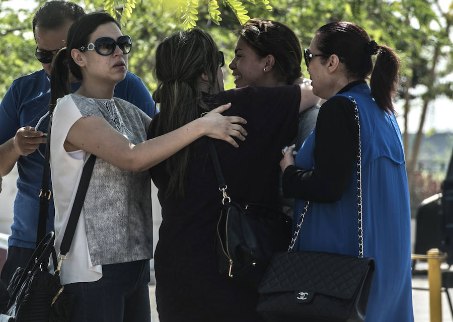 Familiares y allegados de los pasajeros del avión siniestrado llegan al aeropuerto de El Cairo.