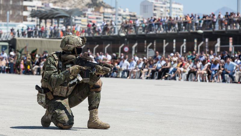 Casi medio millar de personas jura bandera en Alicante