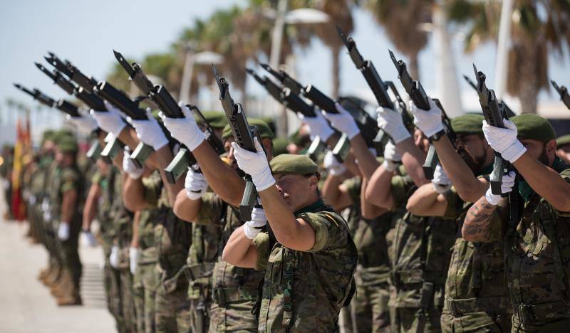 Casi medio millar de personas jura bandera en Alicante