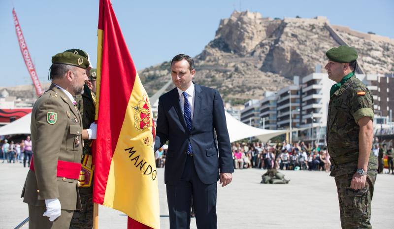 Casi medio millar de personas jura bandera en Alicante