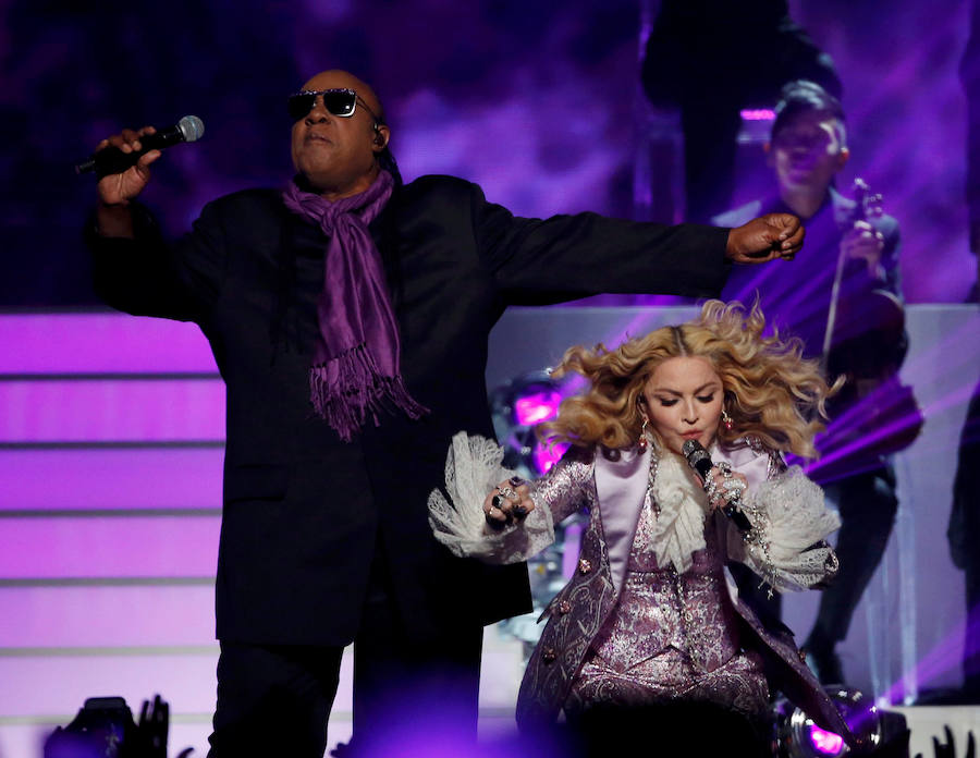 La espectacular actuación de Stevie Wonder y Madonna.