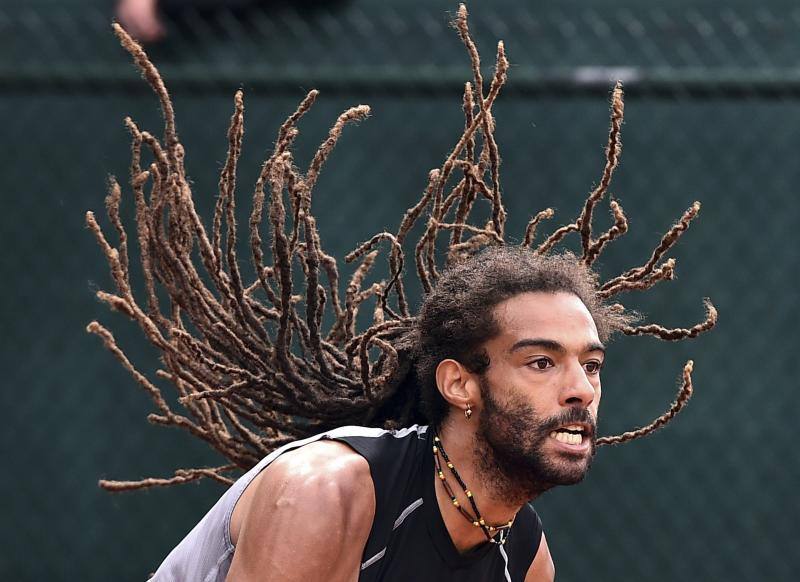 El tenista alemán Dustin Brown durante el partido de primera ronda del torneo de Roland Garros disputado ante el israelí Dudi Sela en París