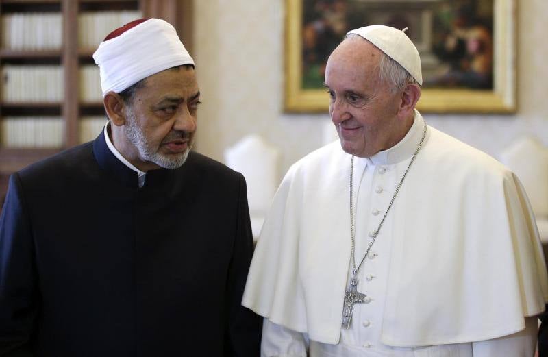 El papa Francisco recibe en audiencia al imán de la mezquita de Al Azhar -la más prestigiosa institución del islam suní-, Ahmed al Tayeb