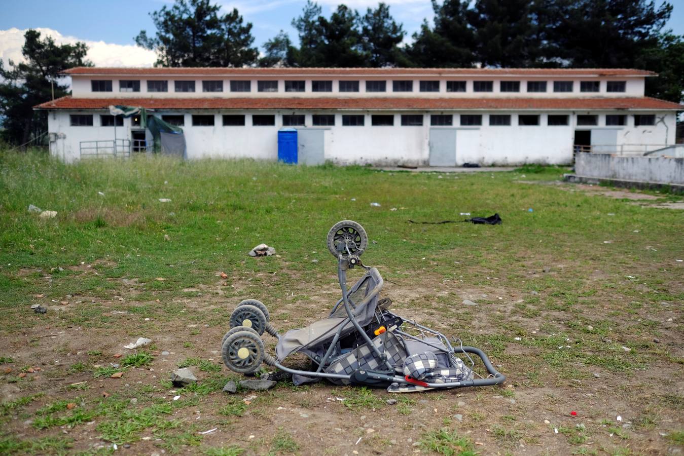 Un carrito abandonado tras el desalojo del campamento de Idomeni.