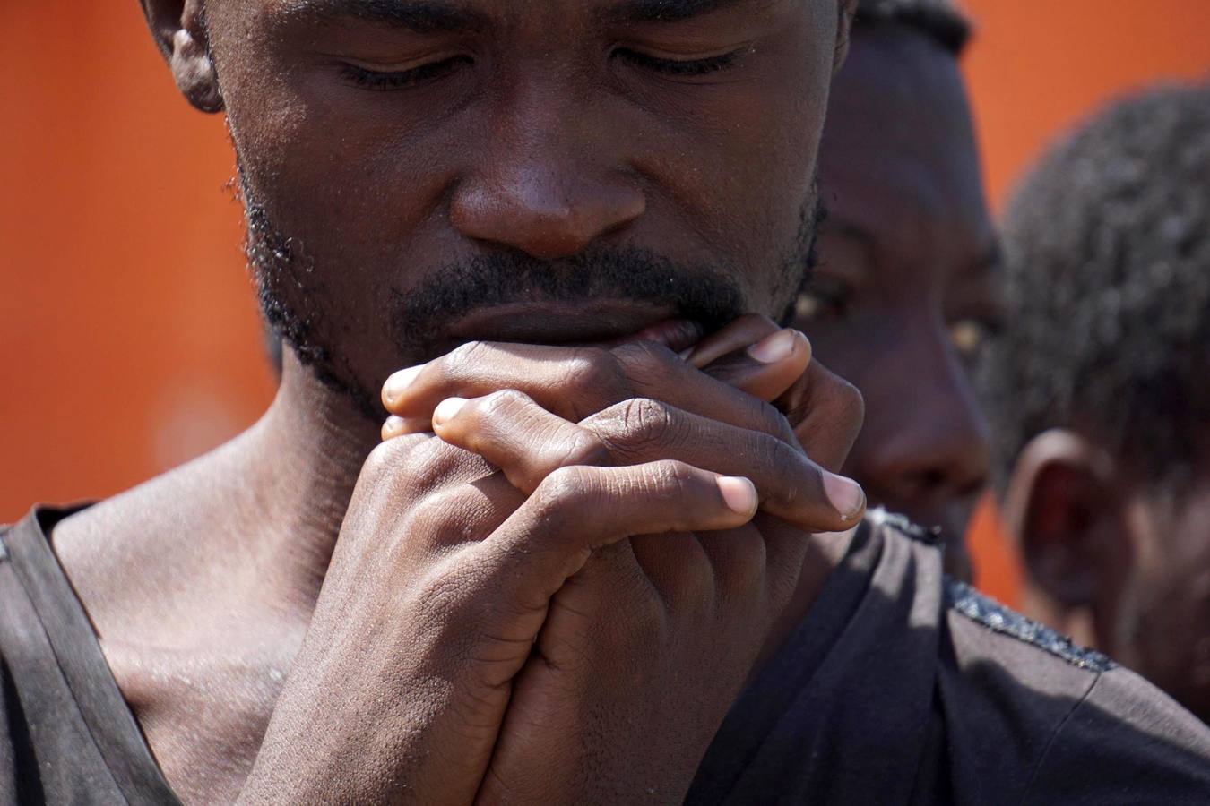 Detalle de un inmigrante a su llegada al puerto de Salerno junto con otras 1.000 personas de origen sub-sahariano que fueron rescatados en el mar Mediterráneo cuando viajaban en una embarcación de origen noruego, la Siem Pilot, Italia, hoy 26 de mayo de 2016.