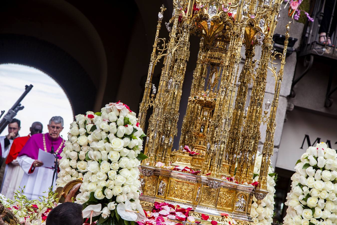 Un momento de la tradicional procesión del Corpus Christi que hoy ha recorrido las calles de Toledo.