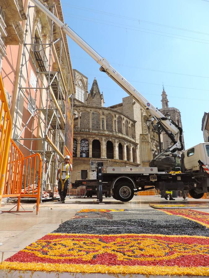 Fotos del tapiz del Corpus Christi instalado en la plaza de la Virgen de Valencia