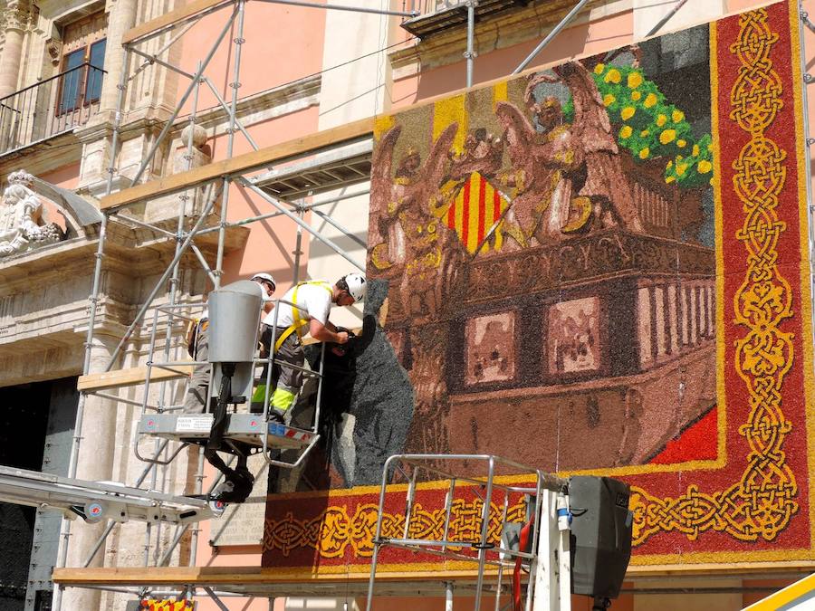 Fotos del tapiz del Corpus Christi instalado en la plaza de la Virgen de Valencia