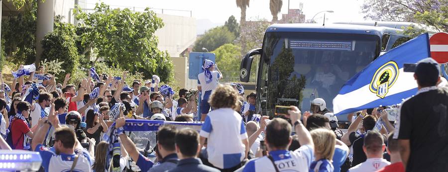 Aficionados del Hércules reciben al equipo