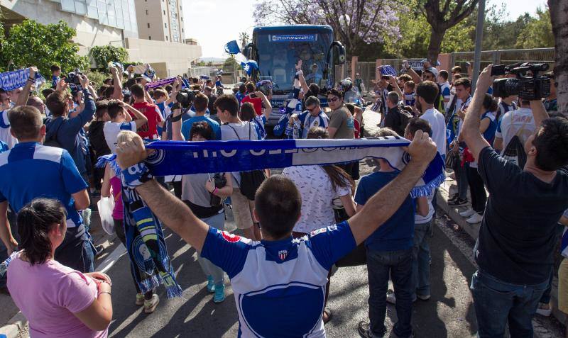 Aficionados del Hércules reciben al equipo