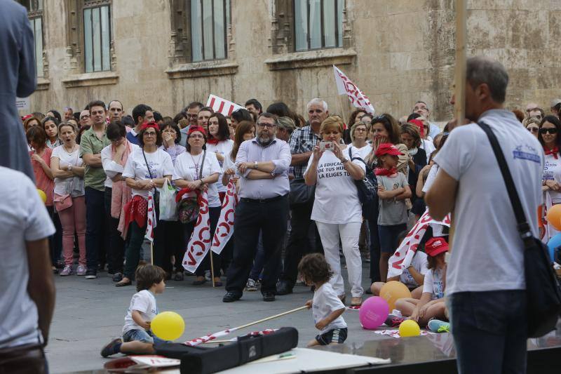 Una cadena humana en Valencia por la libertad educativa