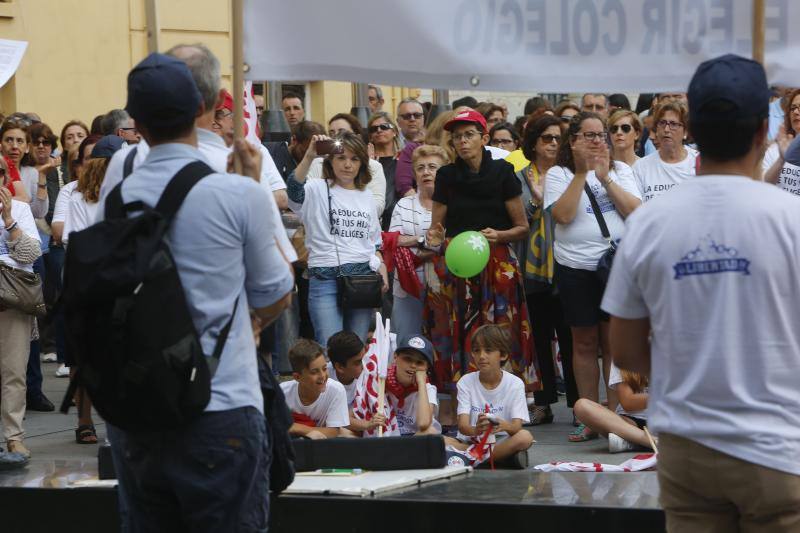 Una cadena humana en Valencia por la libertad educativa