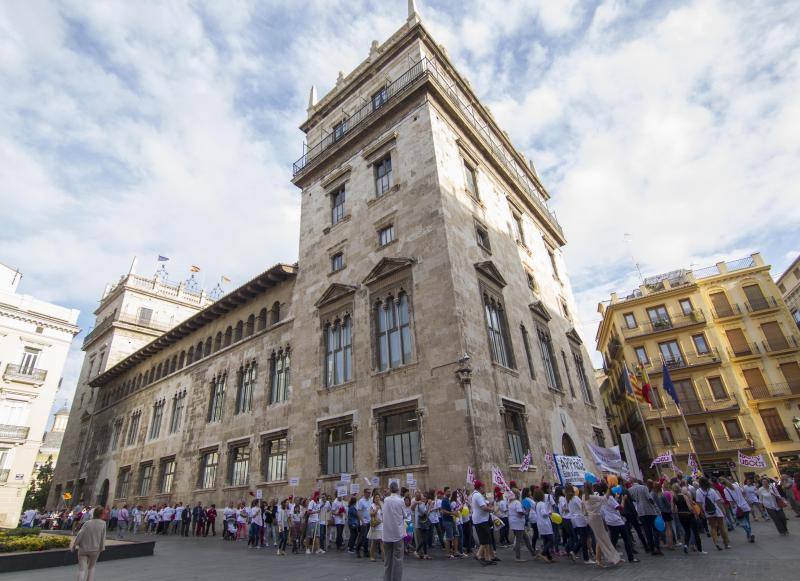 Una cadena humana en Valencia por la libertad educativa