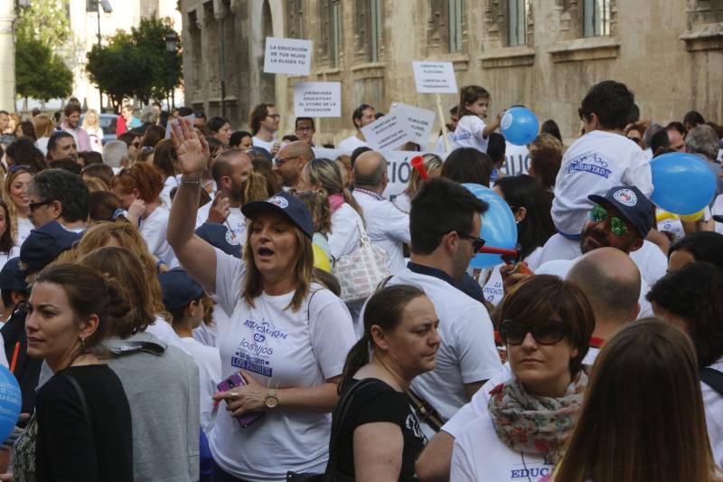 Una cadena humana en Valencia por la libertad educativa