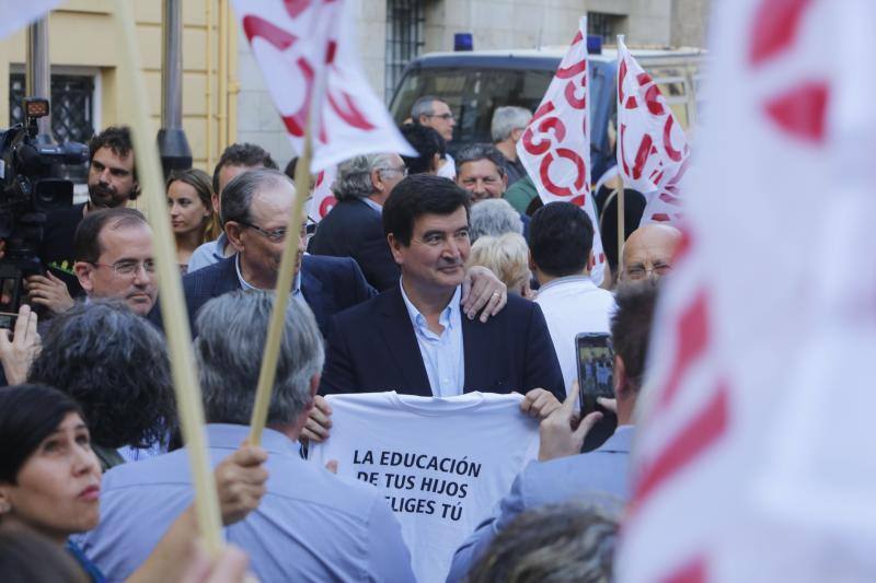 Una cadena humana en Valencia por la libertad educativa