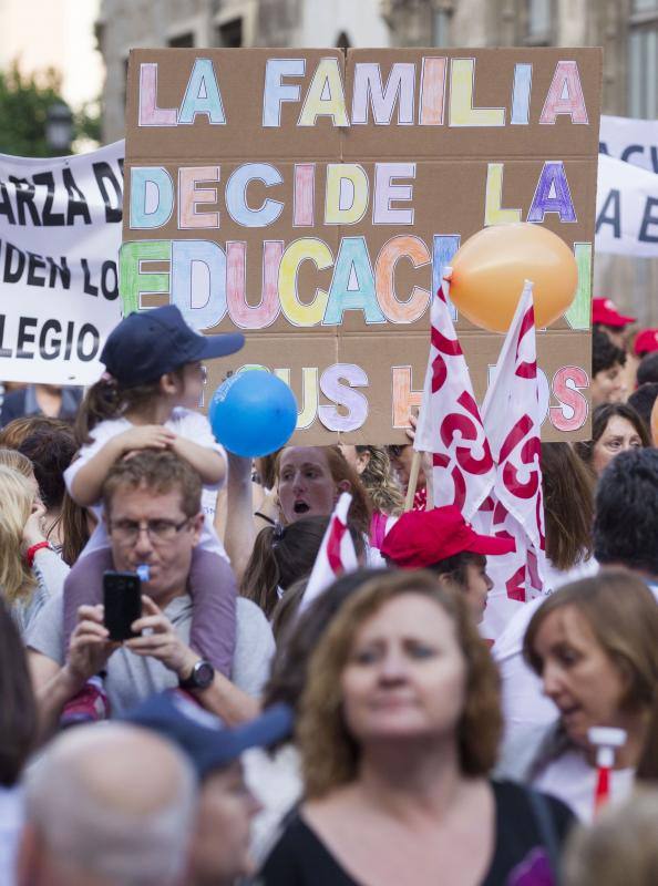 Una cadena humana en Valencia por la libertad educativa