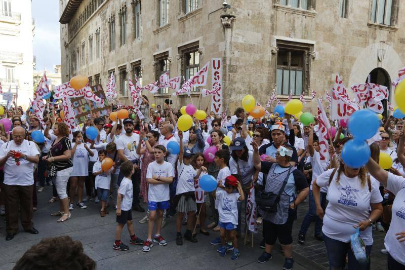 Una cadena humana en Valencia por la libertad educativa