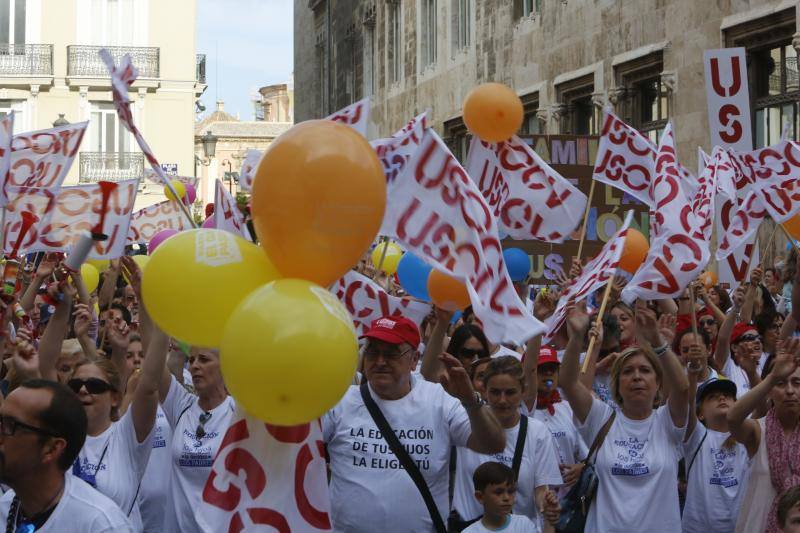 Una cadena humana en Valencia por la libertad educativa