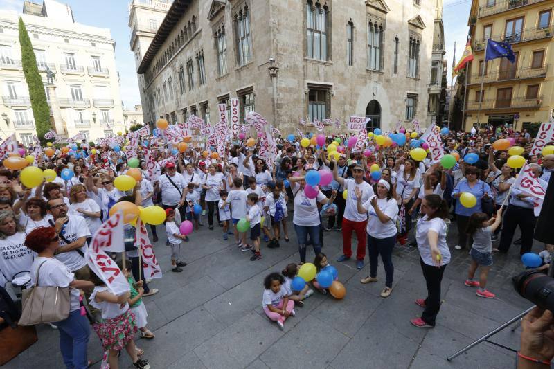 Una cadena humana en Valencia por la libertad educativa