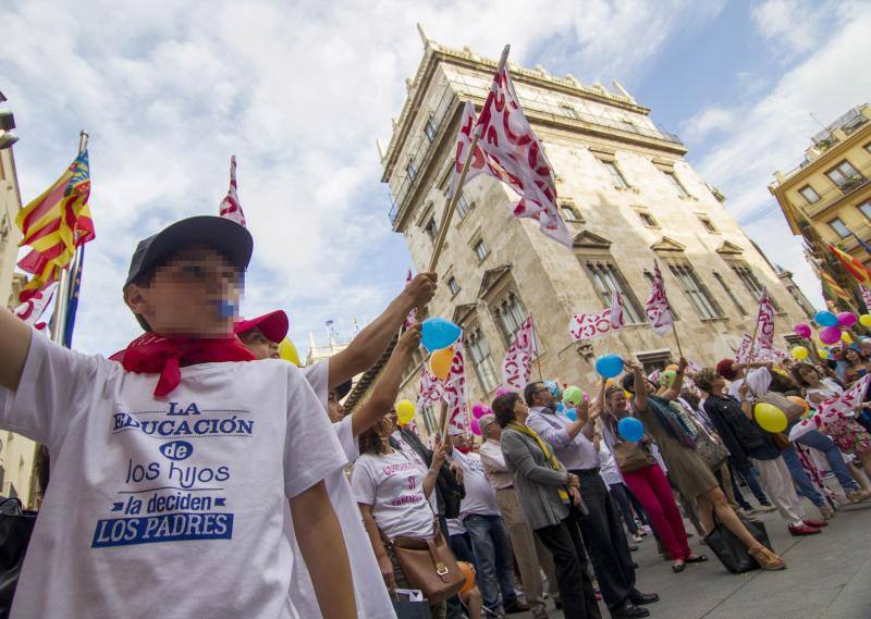 Una cadena humana en Valencia por la libertad educativa