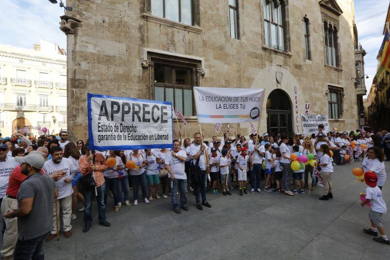 Una cadena humana en Valencia por la libertad educativa