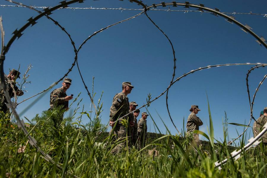 Los miembros de la Fuerza de Seguridad de Kosovo (KSF), vistos a través de un alambre de púas, participan en un ejercicio con los miembros de la OTAN dirigido al mantenimiento de la paz.