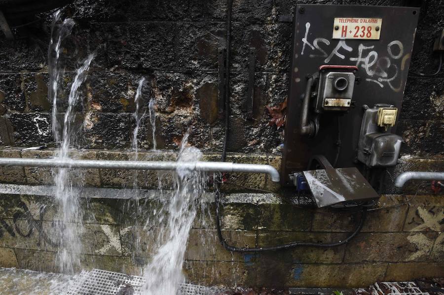 Fugas de agua en las vías de ferrocarril cerradas de la línea RER C después de las inundaciones en París.