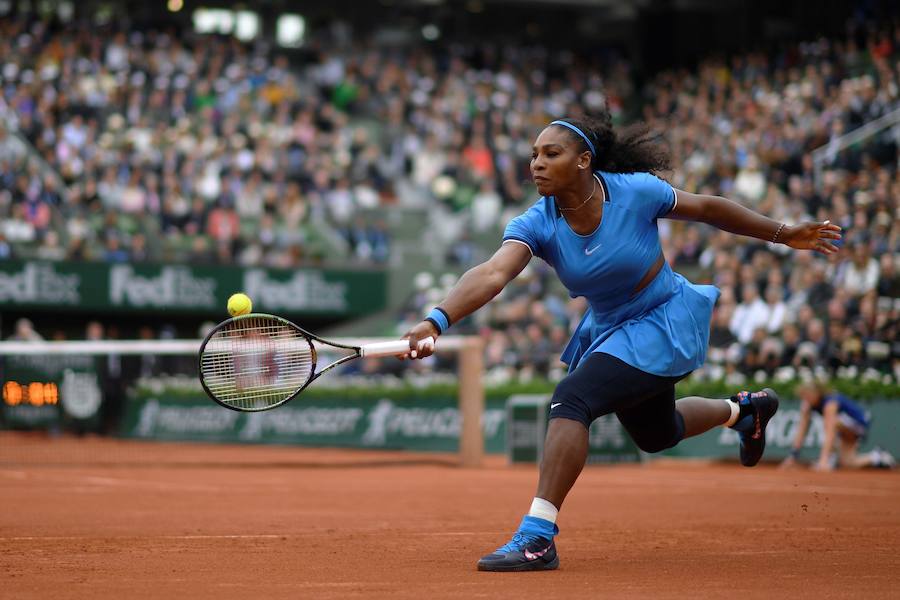 La tenista estadounidense Serena Williams devuelve la pelota a la española Garbine Muguruza durante la final de Roland Garros.