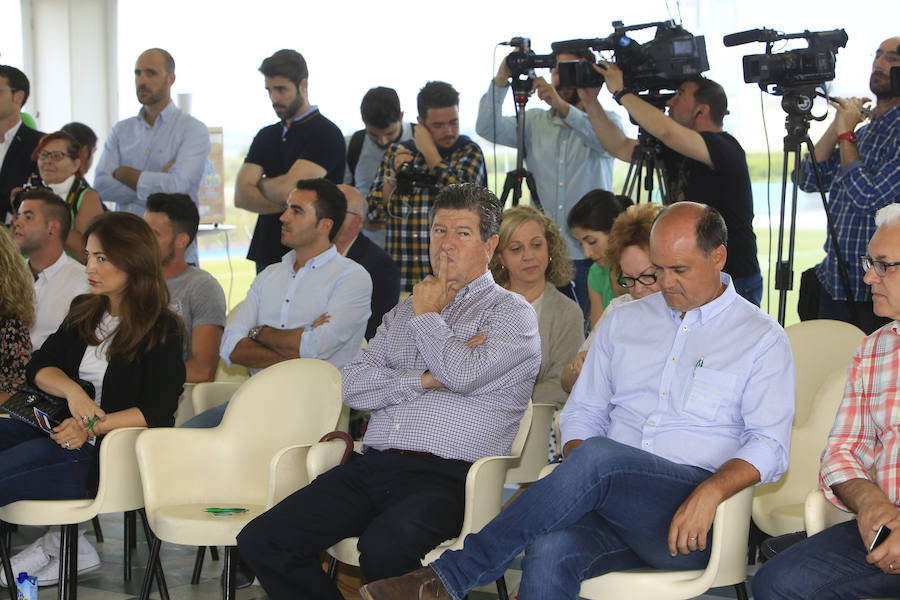 Fotos de David Villa durante la presentación de la DV7 Soccer Academy en Puçol