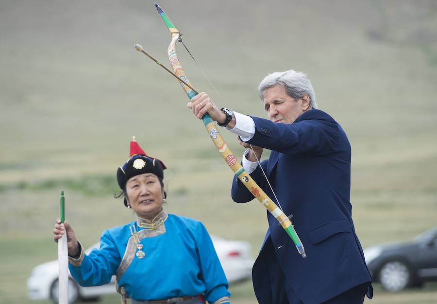 El secretario de Estado de Estados Unidos, John Kerry, lanza con arco durante su visita a Mongolia.