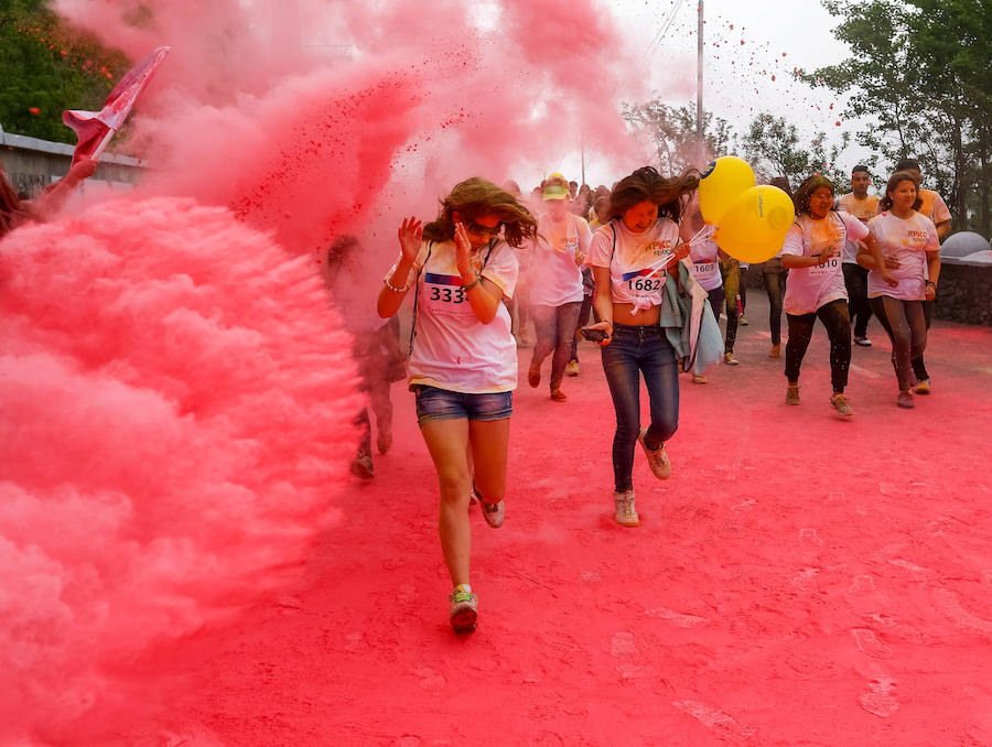 El polvo de color rosa tiñe a los participantes de la carrera YARKOcross en Almaty, Kazajstán.