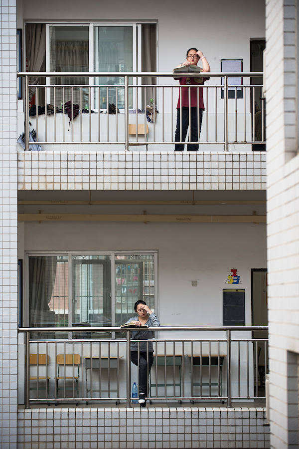 Estudiantes se preparan en una escuela para el examen de ingreso a la universidad en China.