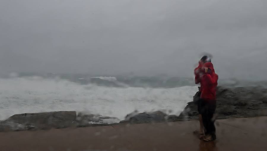 Una gran tormenta azota la costa este de Australia.