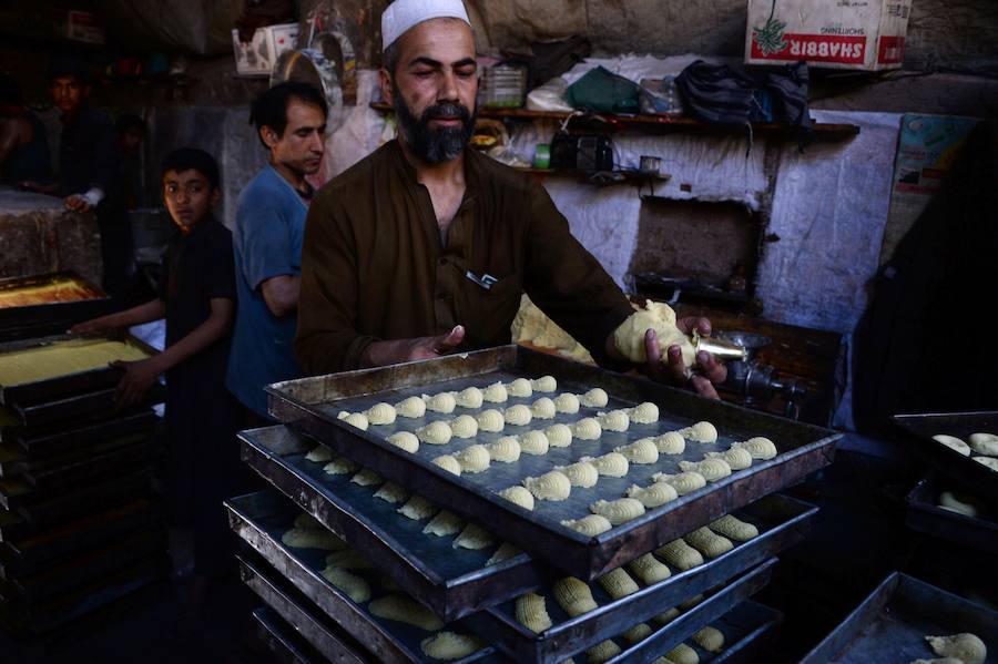 Un trabajador afgano elabora unos dulces en una fábrica antes del comienzo del mes sagrado del Ramadán en Jalalabad.