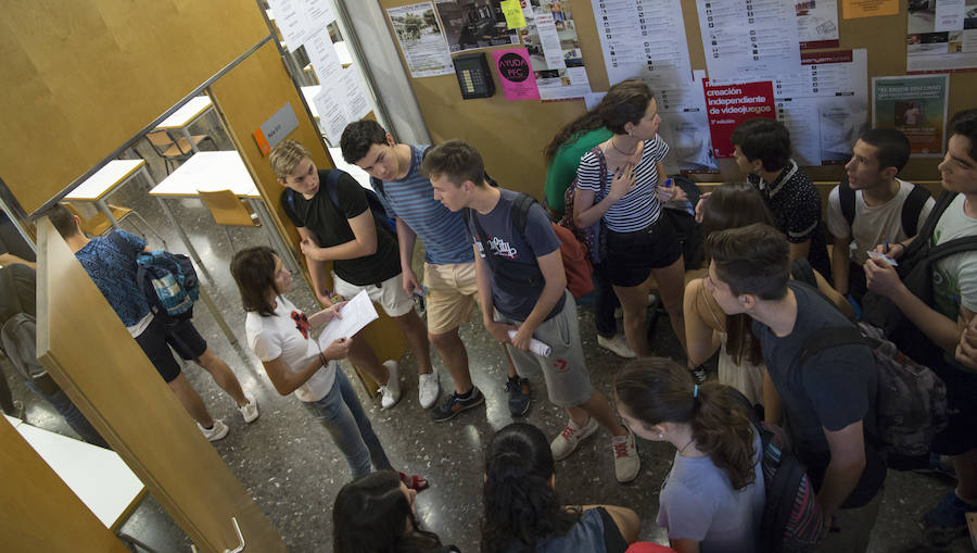 Fotos del inicio de las pruebas de acceso a la universidad en la Universitat Politècnica de València