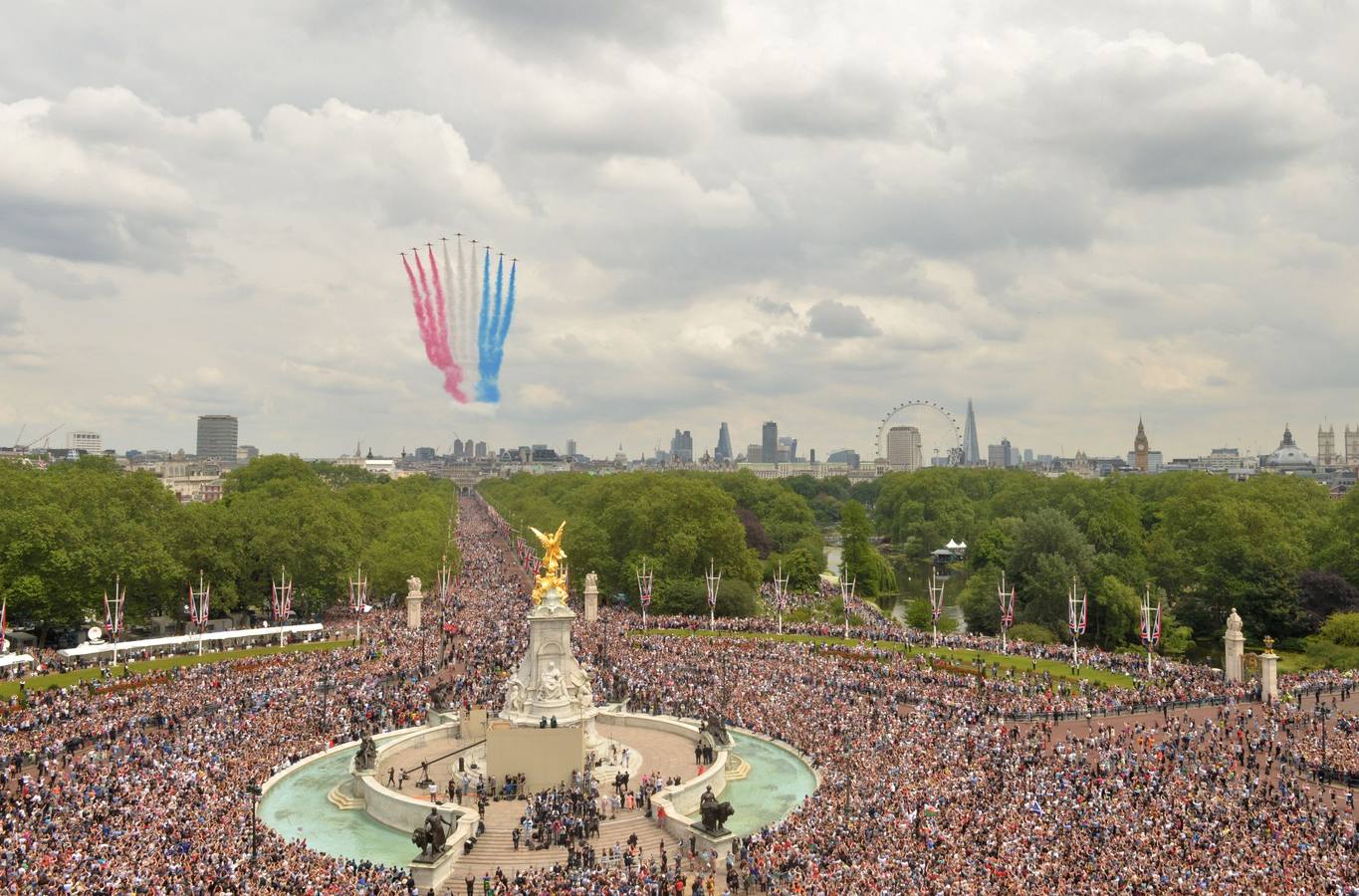 Londres celebra el 90 cumpleaños de Isabel II