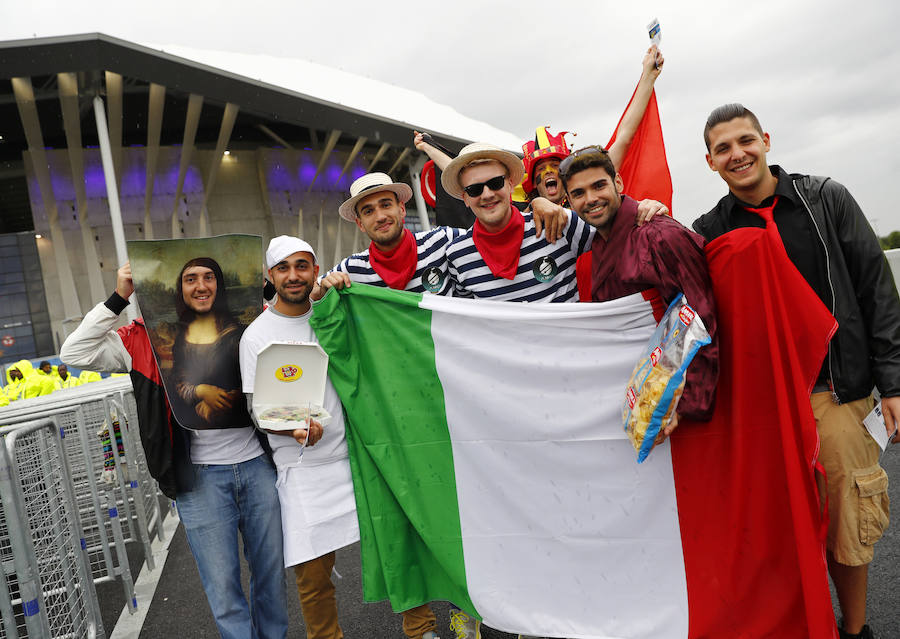 Fotos de las aficiones italianas y belgas