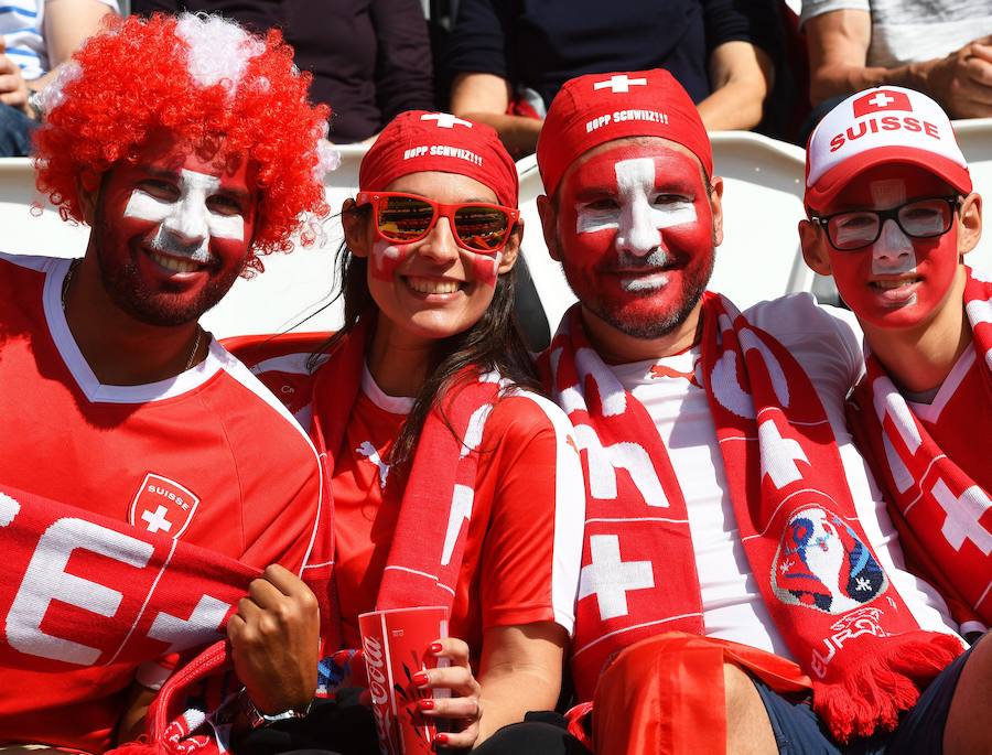 Fotos de las aficiones de Rumanía y Suiza