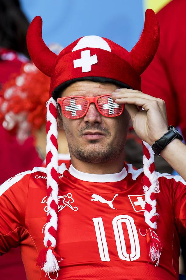 Fotos de las aficiones de Rumanía y Suiza