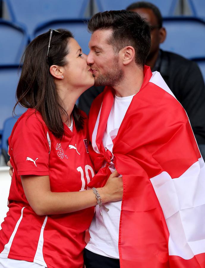 Fotos de las aficiones de Rumanía y Suiza