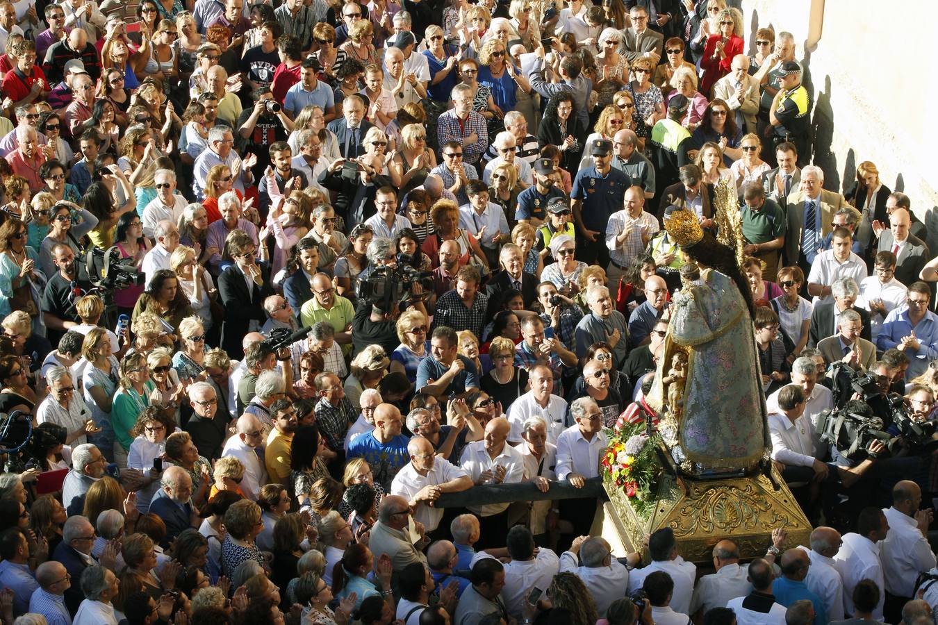 Fotos del apoyo masivo de los valencianos al acto de desagravio a la Mare de Déu