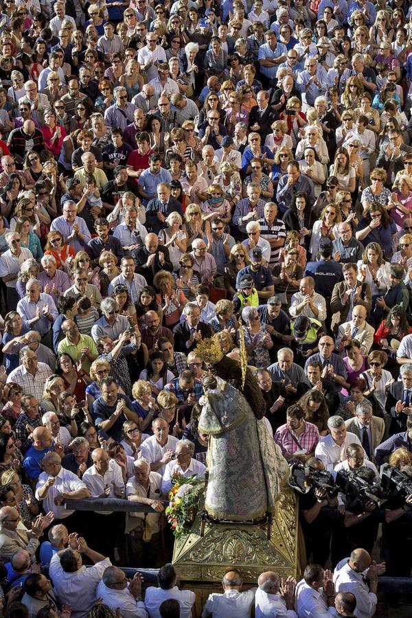 Fotos del apoyo masivo de los valencianos al acto de desagravio a la Mare de Déu