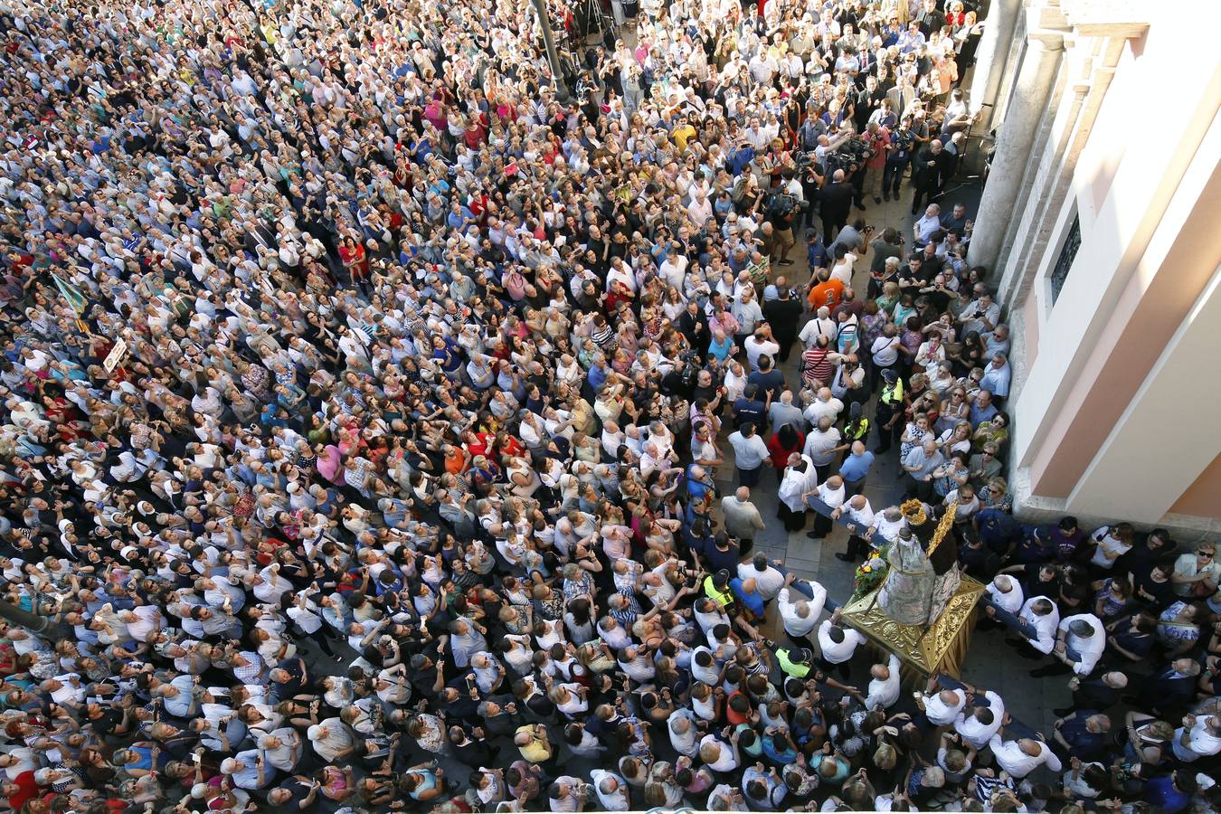 Fotos del apoyo masivo de los valencianos al acto de desagravio a la Mare de Déu