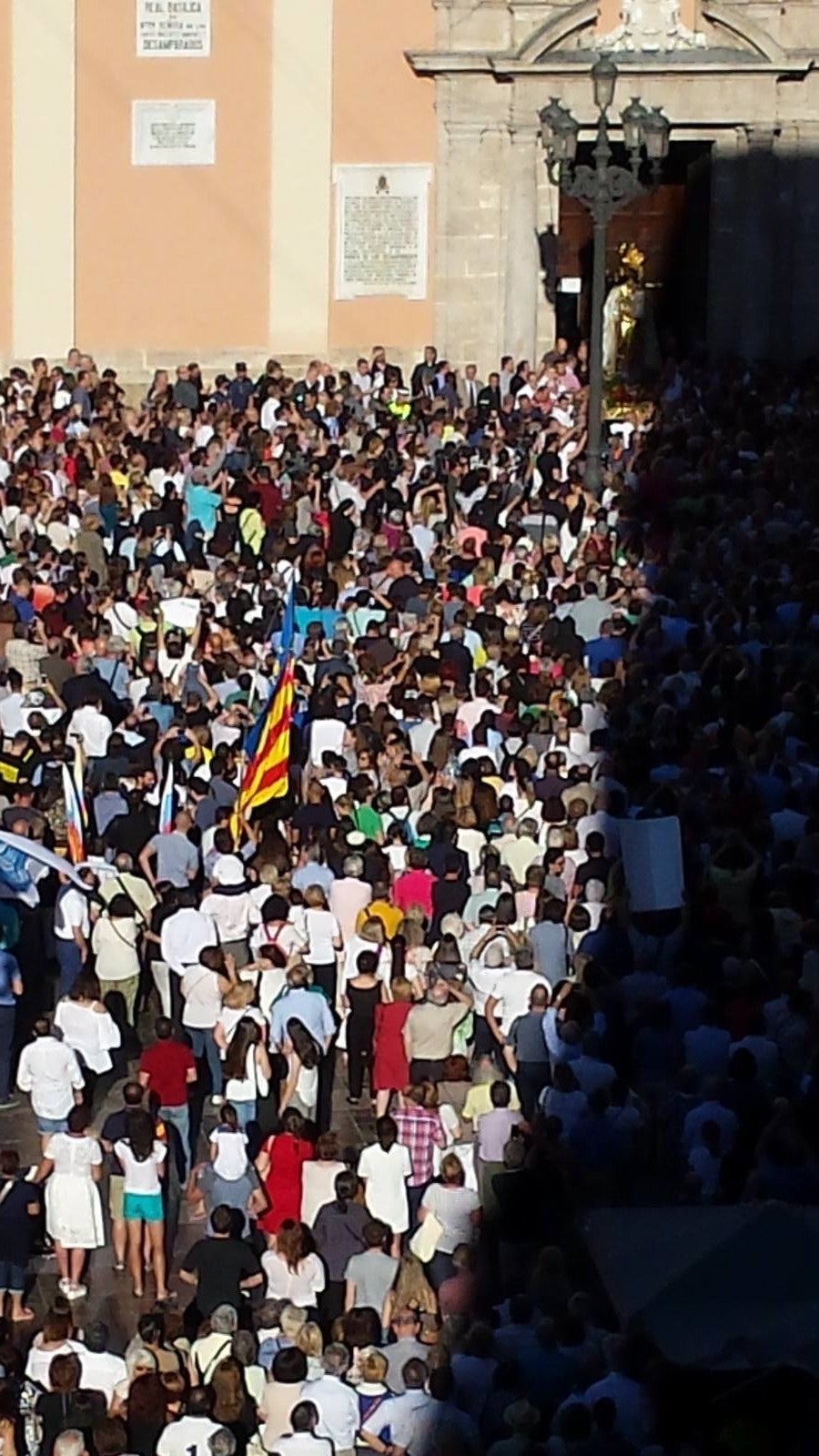 Fotos del apoyo masivo de los valencianos al acto de desagravio a la Mare de Déu