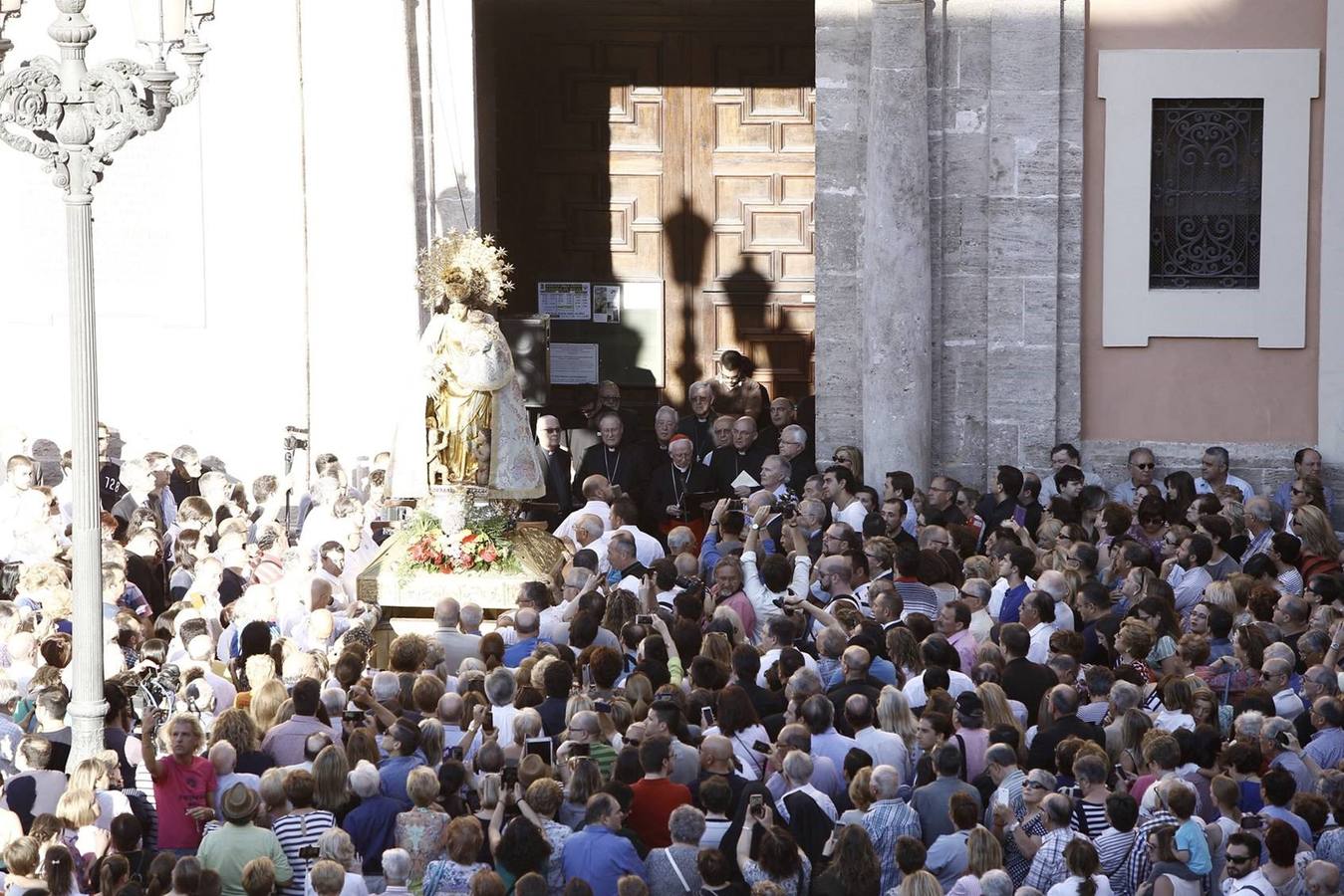 Fotos del apoyo masivo de los valencianos al acto de desagravio a la Mare de Déu