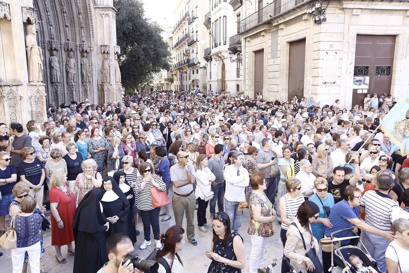 Fotos del apoyo masivo de los valencianos al acto de desagravio a la Mare de Déu