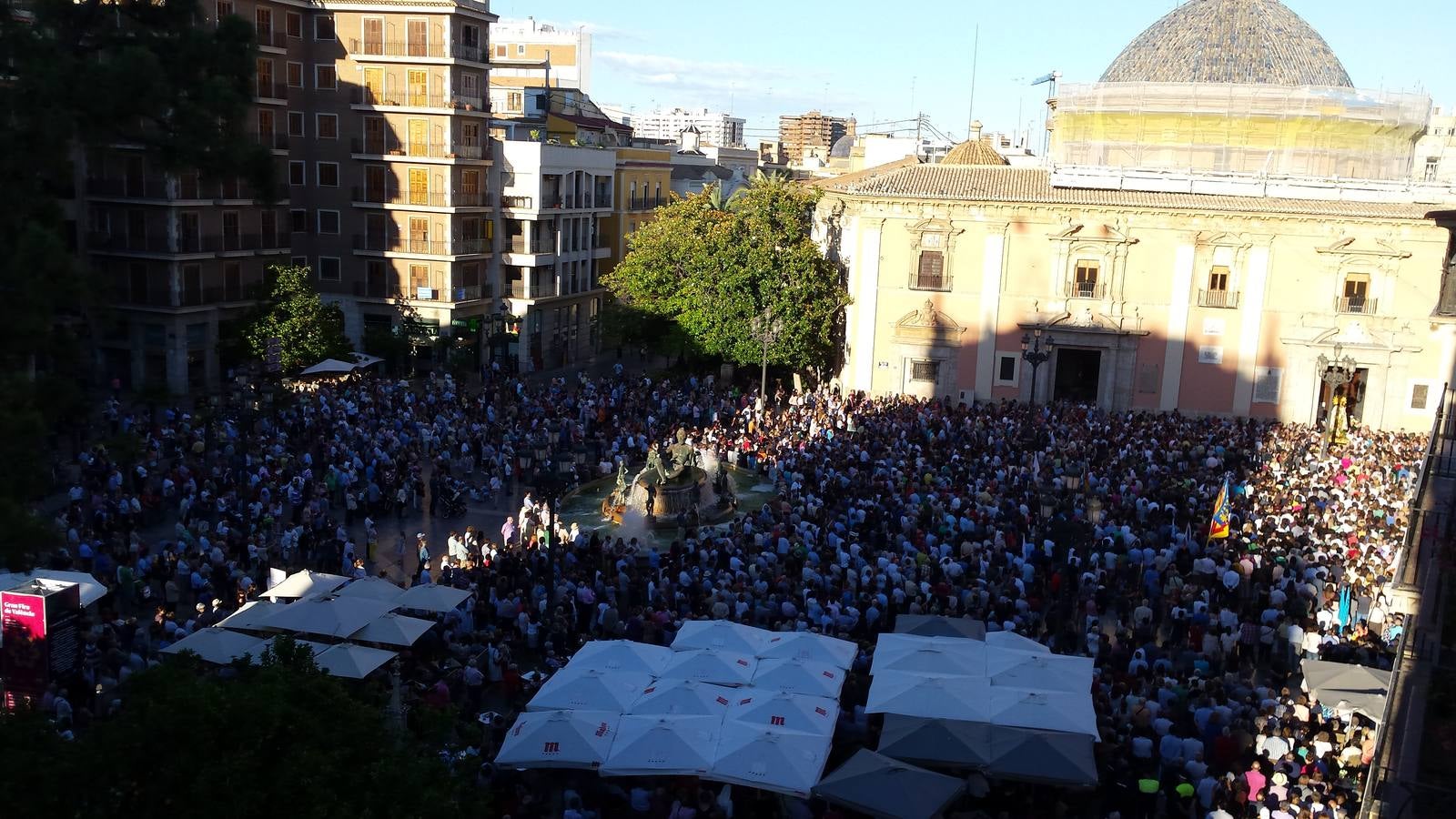 Fotos del apoyo masivo de los valencianos al acto de desagravio a la Mare de Déu