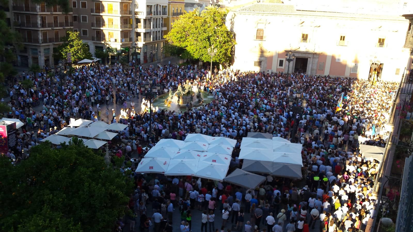 Fotos del apoyo masivo de los valencianos al acto de desagravio a la Mare de Déu